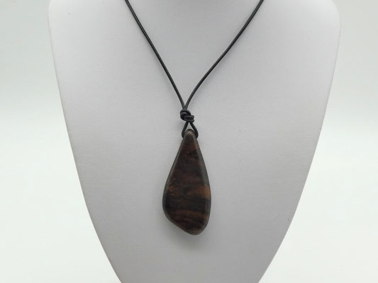 Schmuckanhänger aus Holz - Nussbaumwurzel