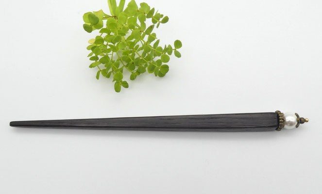 Haarstab aus Mooreiche & Muschelkernperle