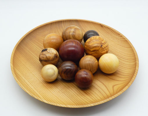 Holzkugeln aus verschiedenen Hölzern
