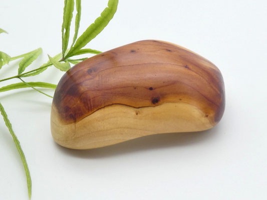Handschmeichler aus Holz - chinesischer Wacholder