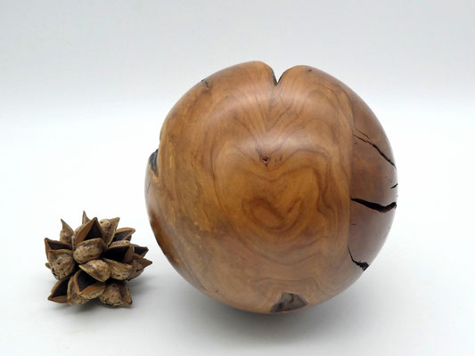 Holzkugel aus Apfelbaum 160 mm