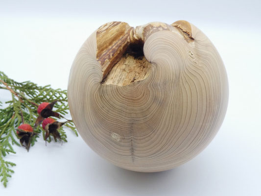 Holzkugel aus Wacholder