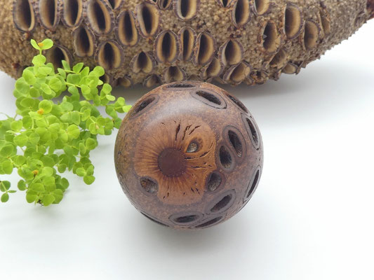 Kugel aus einem Banksiazapfen 63 mm