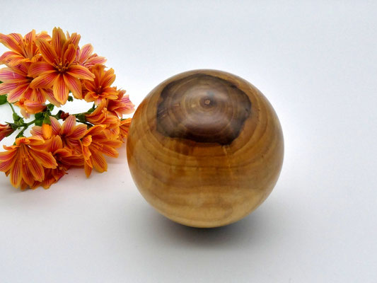 Holzkugel aus Eberesche, 62 mm