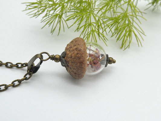 Naturschmuck-Anhänger mit Eichel + Erikablüten