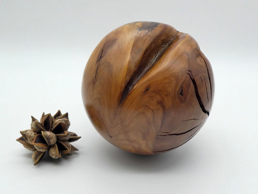 Holzkugel aus Apfelbaum 160 mm