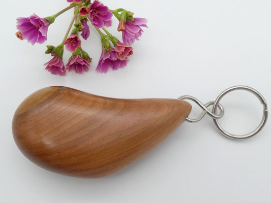 Handschmeichler-Schlüsselanhänger aus Holz - Zwetschge