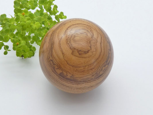 Holzkugel aus Olivkernesche, 64 mm
