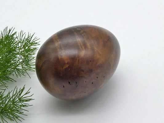 Osterei aus Holz - Nussbaumwurzel-Maserholz - für die Osterdekoration