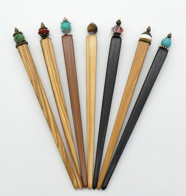 Haarstäbe aus verschiedenen Hölzern