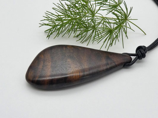 Schmuckanhänger aus Holz - Nussbaumwurzel