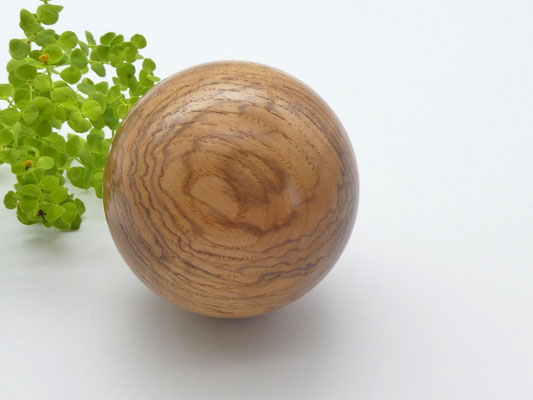 Holzkugel aus Olivkernesche, 64 mm