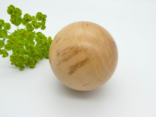 Holzkugel aus Mispel 66 mm
