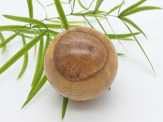 Holzkugel aus Roteiche, 58 mm - Baum des Jahres 2025