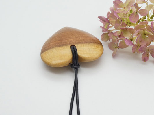 Herz-Anhänger aus Zwetschge