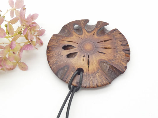 Anhänger aus einem Banksia-Zapfen