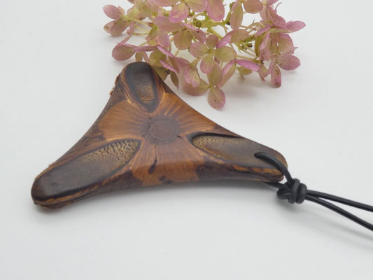 Schmuckanhänger aus einem Banksia-Zapfen