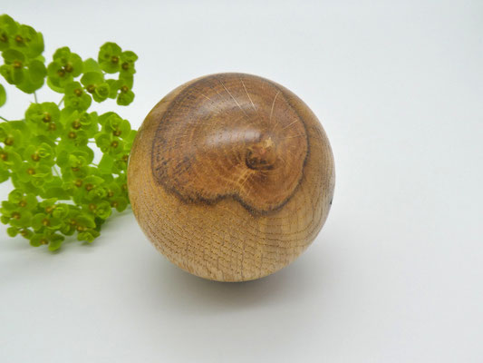 Holzkugel aus Roteiche, 58 mm - Baum des Jahres 2025