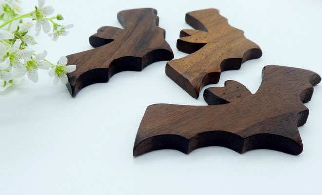 Fledermaus Magnet aus Walnussholz