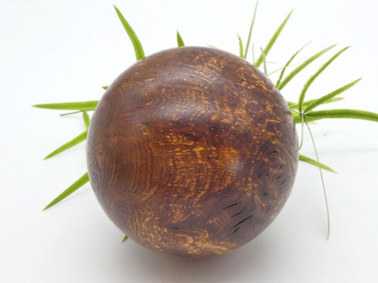 Holzkugel aus Ulmenmaser 88 mm