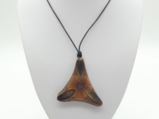 Schmuckanhänger aus einem Banksia-Zapfen