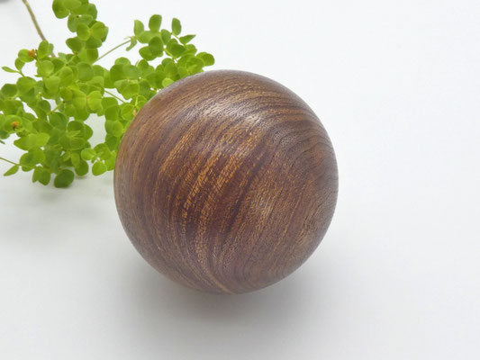 Holzkugel aus Ulmenmaser 64 mm