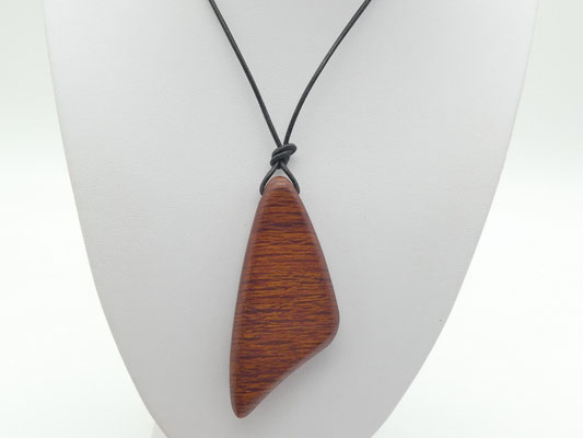 Holzschmuckanhänger aus Sheoak