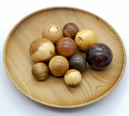 Holzkugel aus einem Eibenast 67 mm
