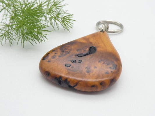 Schlüsselanhänger-Handschmeichler aus Eibenmaser