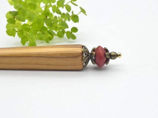 Haarstab aus Olivenholz & Koralle