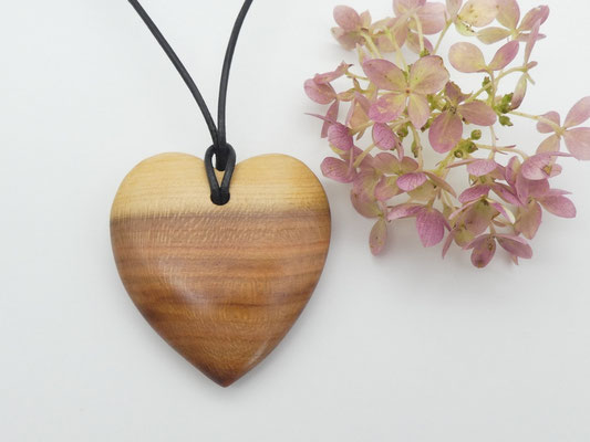 Herz-Anhänger aus Zwetschge