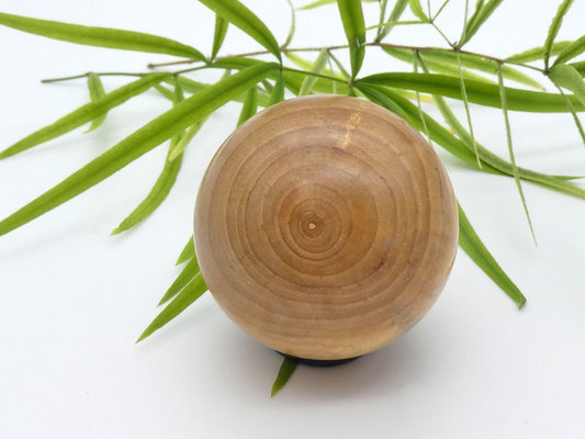 Holzkugel aus Zaubernuss 47 mm