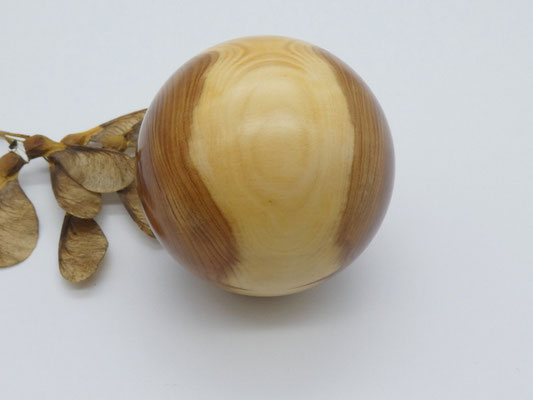 Holzkugel aus Eibe