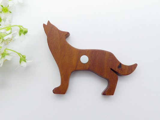 Wolf Magnet aus Apfelbaum
