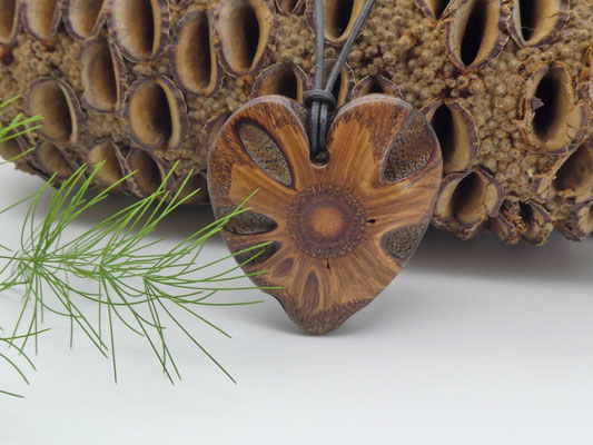 Herz-Anhänger aus  einem Banksiazapfen