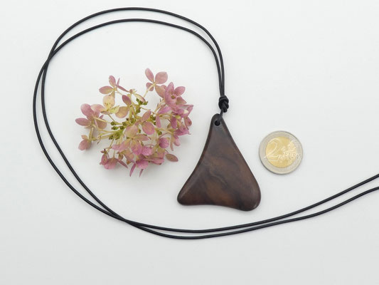 Schmuckanhänger aus Holz - Nusswurzel