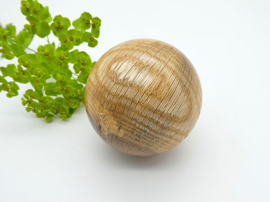 Holzkugel aus Roteiche, 58 mm - Baum des Jahres 2025