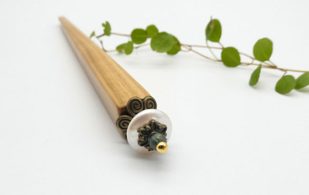 Haarstab aus Holz, Kirsche & Süßwasserperle
