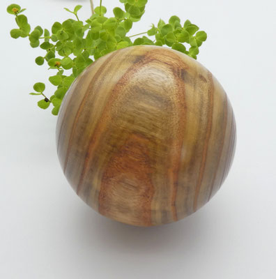 Holzkugel aus Essigbaum 66 mm
