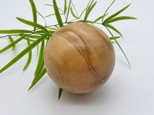 Holzkugel aus Haselnuss 70 mm