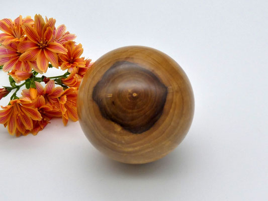 Holzkugel aus Eberesche, 62 mm