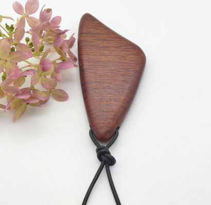 Holzschmuckanhänger aus Sheoak