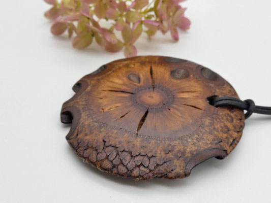 Anhänger aus einem Banksia-Zapfen