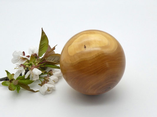 Holzkugel aus einem Eibenast 67 mm
