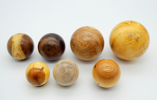 Holzkugel aus Goldregen 52 mm