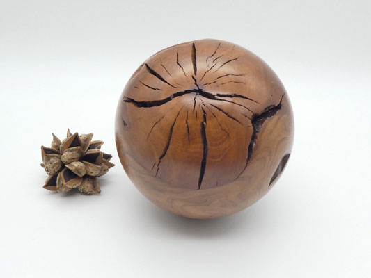 Holzkugel aus Apfelbaum 160 mm