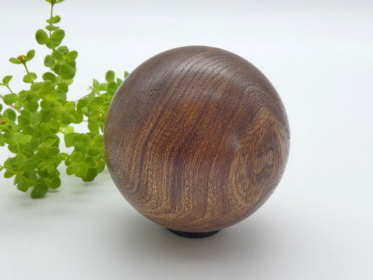Holzkugel aus Ulmenmaser 64 mm
