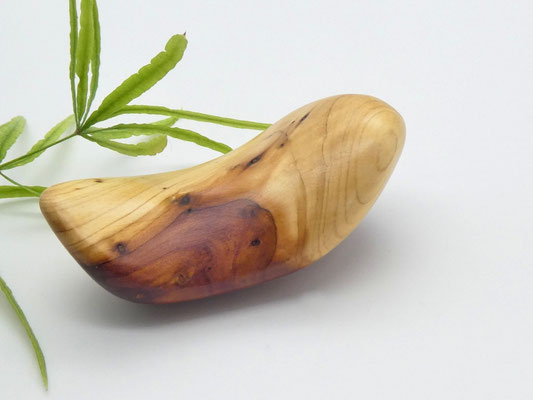 Handschmeichler aus Holz - chinesischer Wacholder