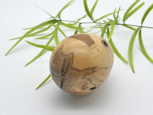 Holzei aus einem Eschenast für Ostern