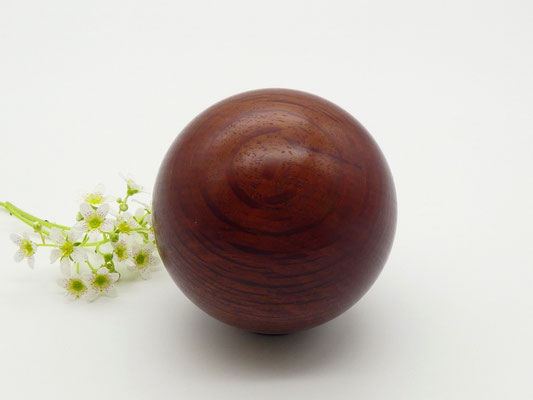Holzkugel aus Sheaok 66 mm
